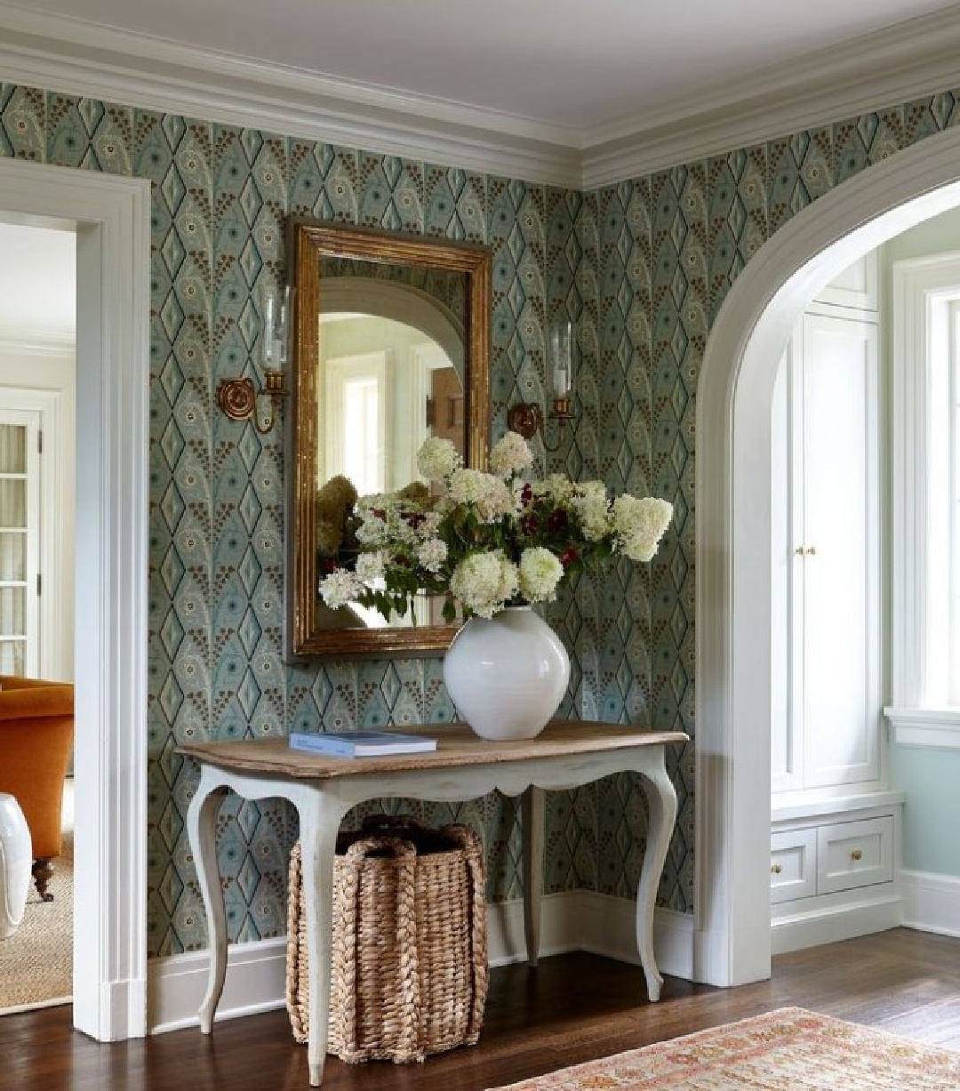 Traditional and timeless entry with console table and mirror - @mcgrath2. #timelessinterior #traditionalstyle