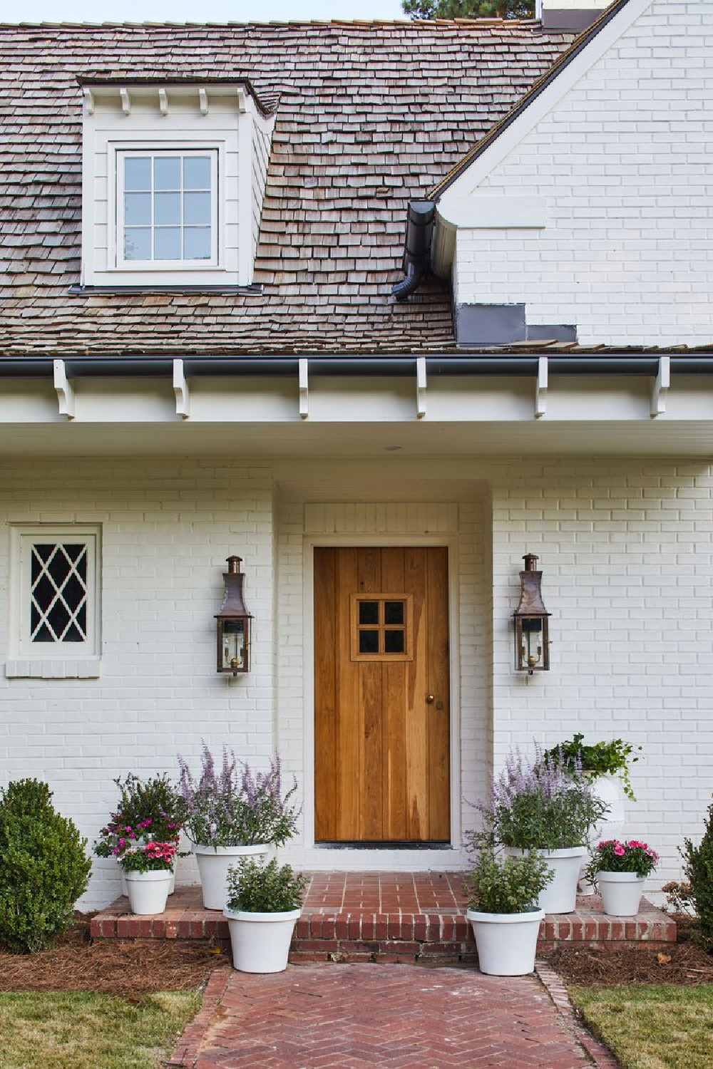 Benjamin Moore White Dove on a beautiful brick house exterior by @riverbrook_ #benjaminmoorewhitedove