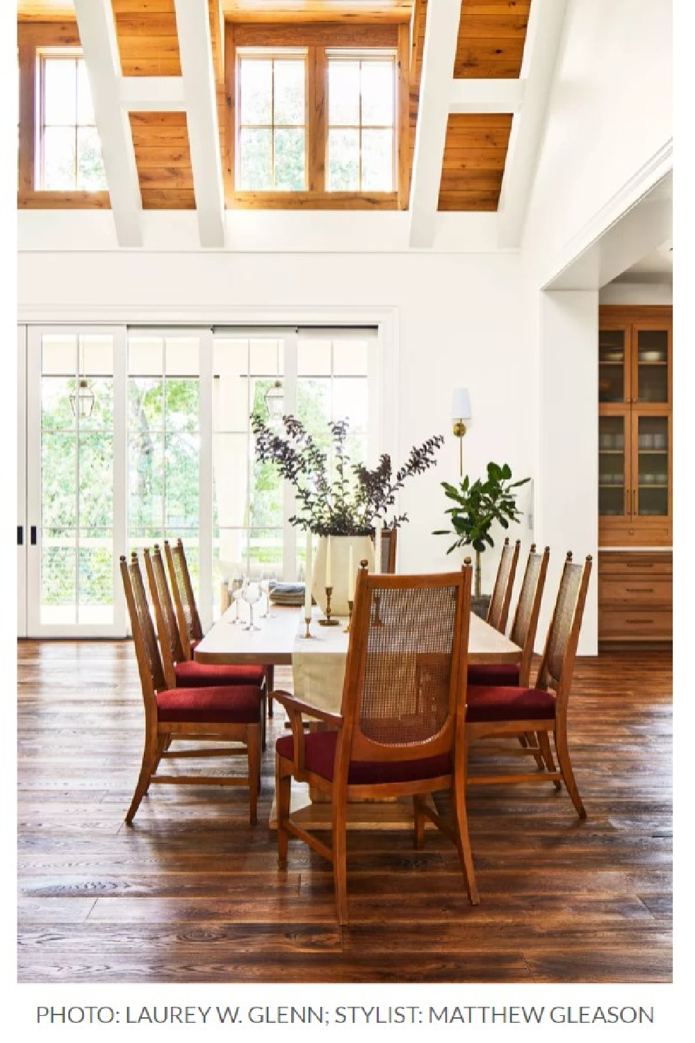 Sherwin Williams WHITETAIL in a dining room by Laura Hodges Studio for Southern Living Idea House 2023. #whitetail #whitepaintcolors