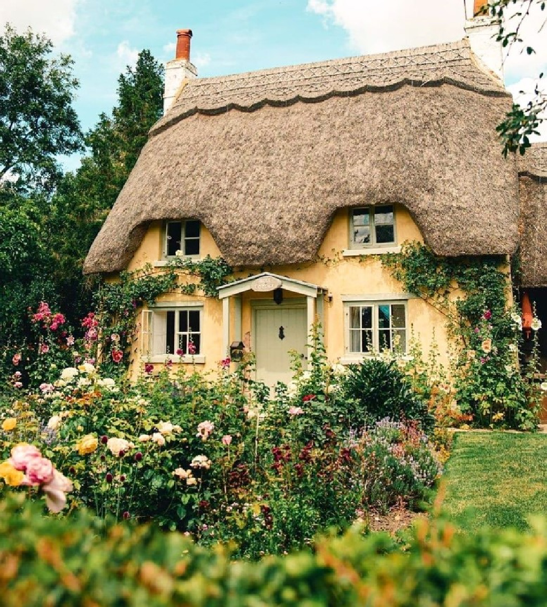 Thatched roof and storybook charming Cotswold cottage via @melanieturnerinteriors. #englishcountry #cotswoldcottage #englishcottagegarden #englishgarden