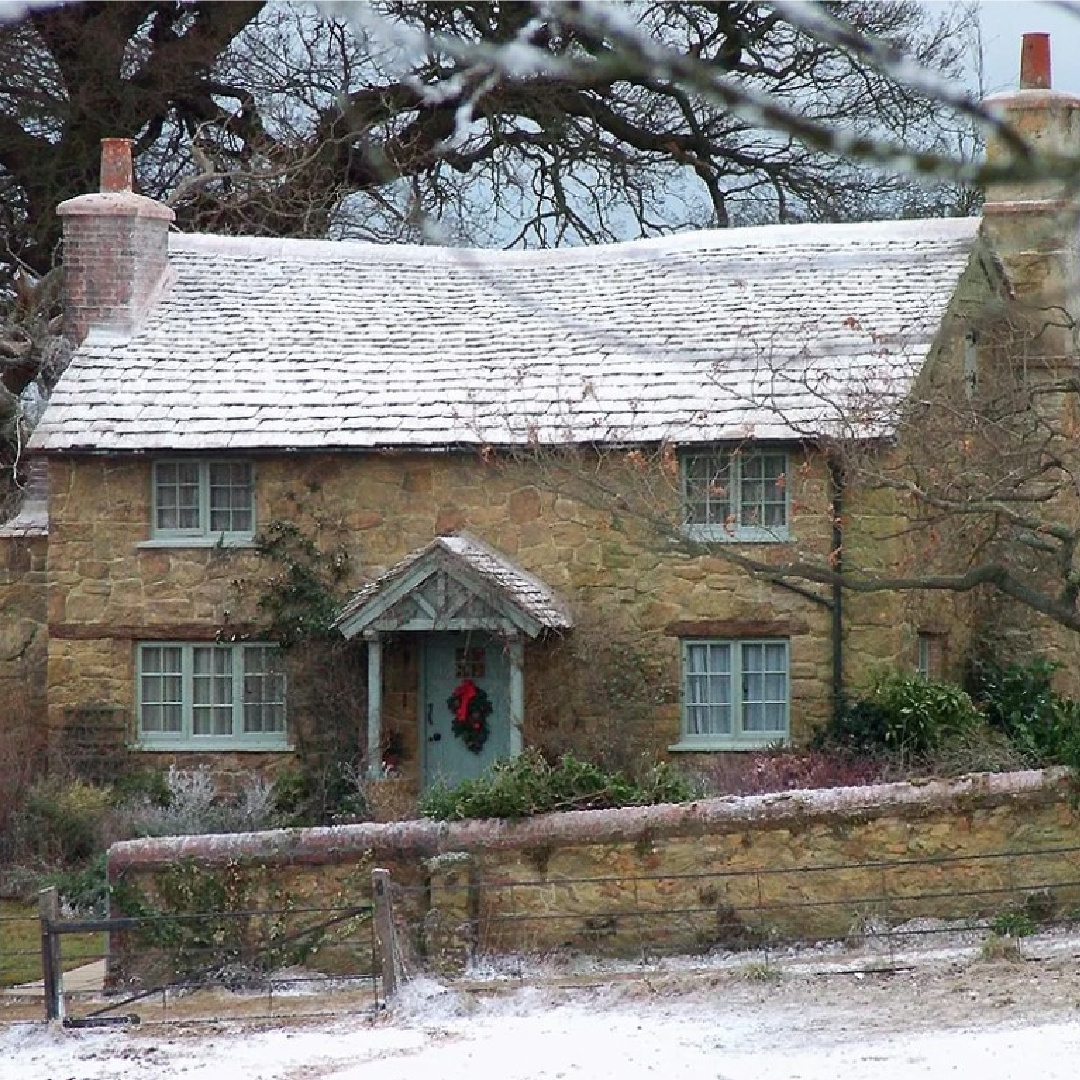 Rosehill Cottage set from "The Holiday" (Columbia Pictures, 2006); production design: Jon Hutman; set decoration: Cindy Carr and David Smith. #theholidaymovie #rosehillcottage #cotswoldcottage