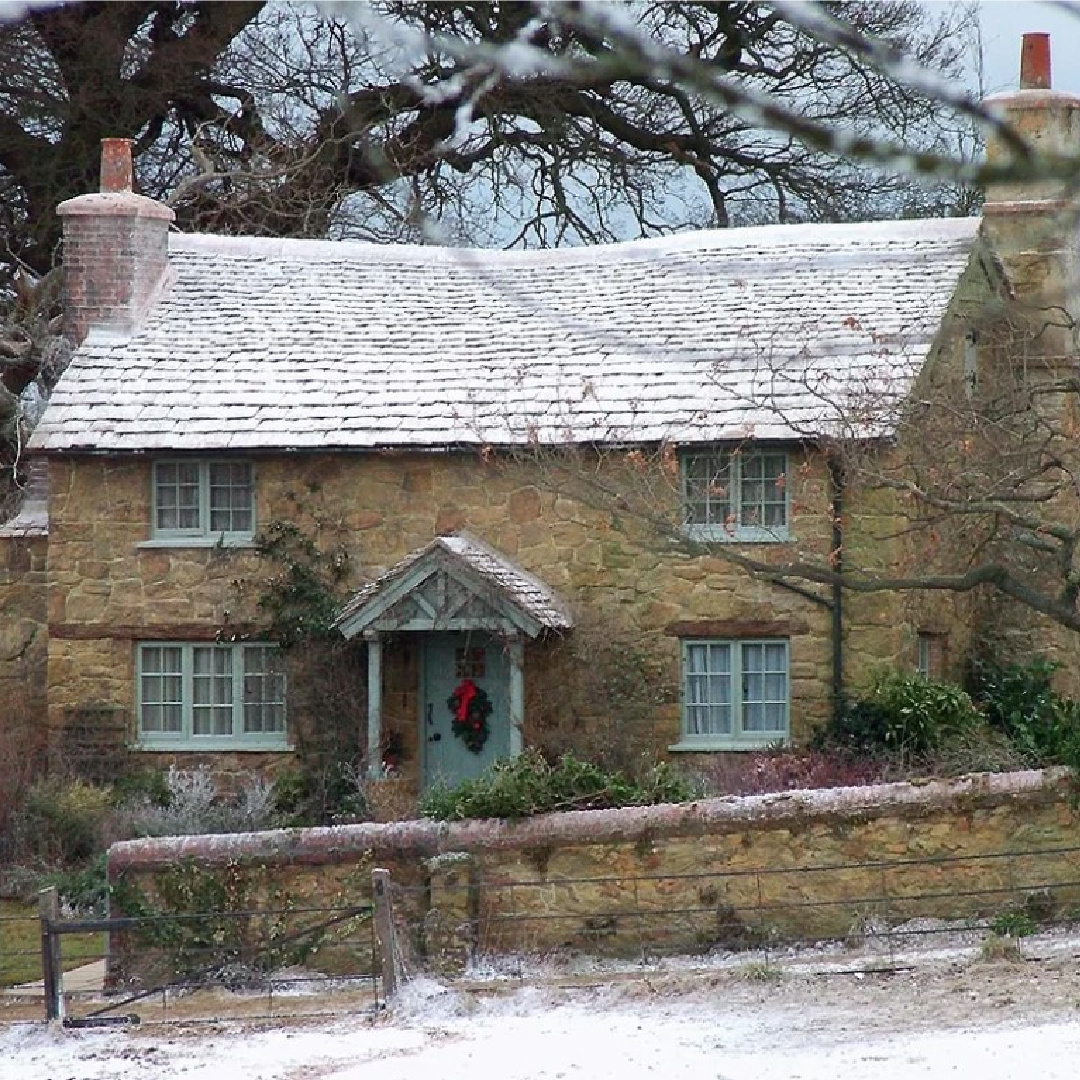 Rosehill Cottage set from "The Holiday" (Columbia Pictures, 2006); production design: Jon Hutman; set decoration: Cindy Carr and David Smith. #theholidaymovie #rosehillcottage #cotswoldcottage