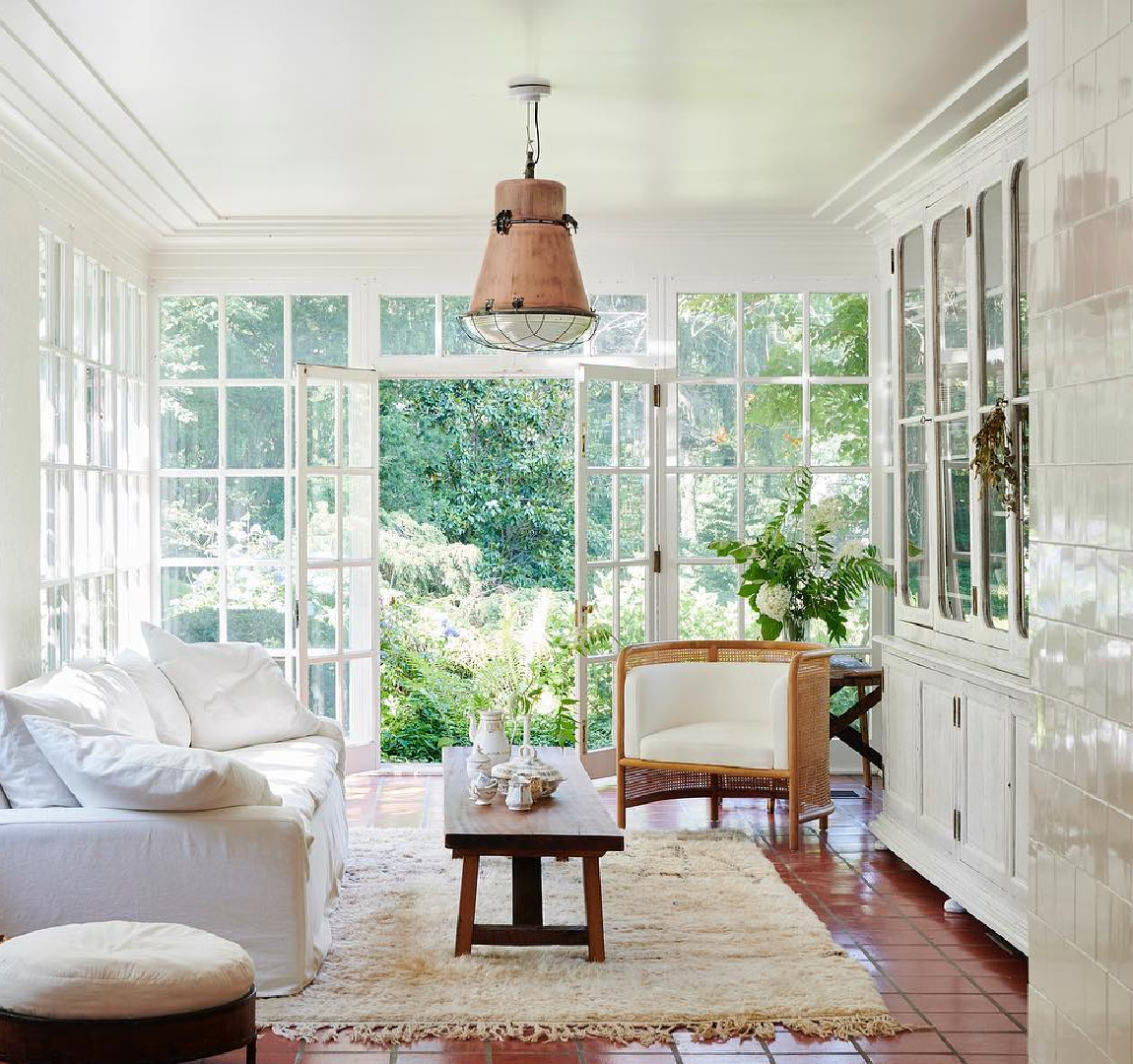 Leanne Ford designed white laid back California cool sun room for Feel Free magazine. #leanneford #laidbackluxury