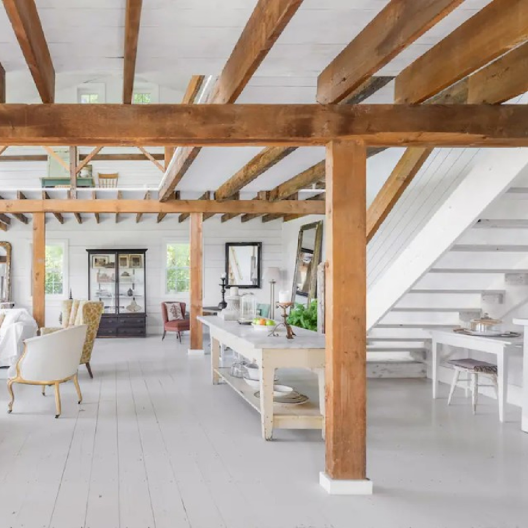 Scandinavian style inside a beautiful barn converted into a guest house in New York by Gun Nowak. Photo: Annie Schlechter. #countryhouse #newenglandstyle #nordiccharm