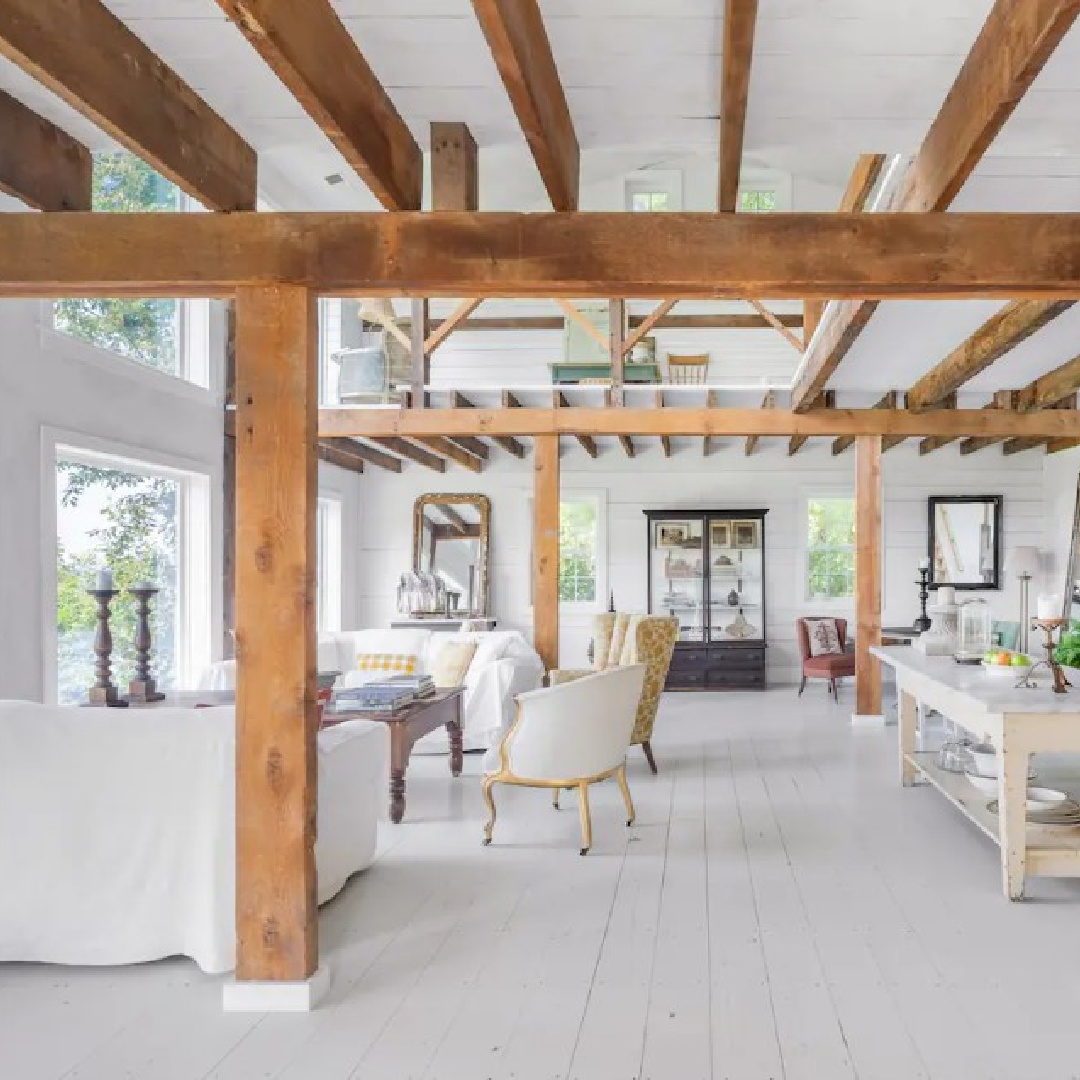 Scandinavian style inside a beautiful barn converted into a guest house in New York by Gun Nowak. Photo: Annie Schlechter. #countryhouse #newenglandstyle #nordiccharm