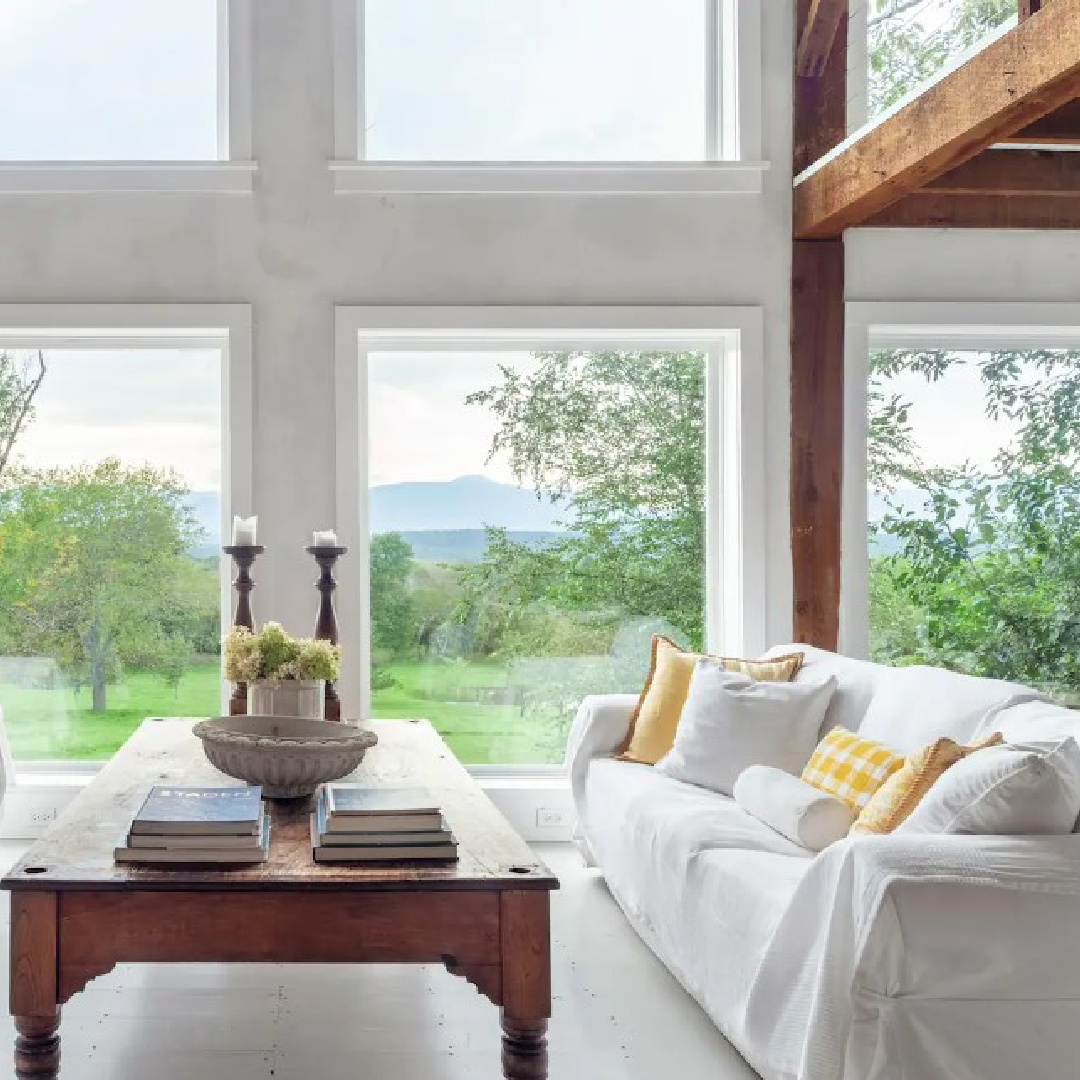 Scandinavian style inside a beautiful barn converted into a guest house in New York by Gun Nowak. Photo: Annie Schlechter. #countryhouse #newenglandstyle #nordiccharm