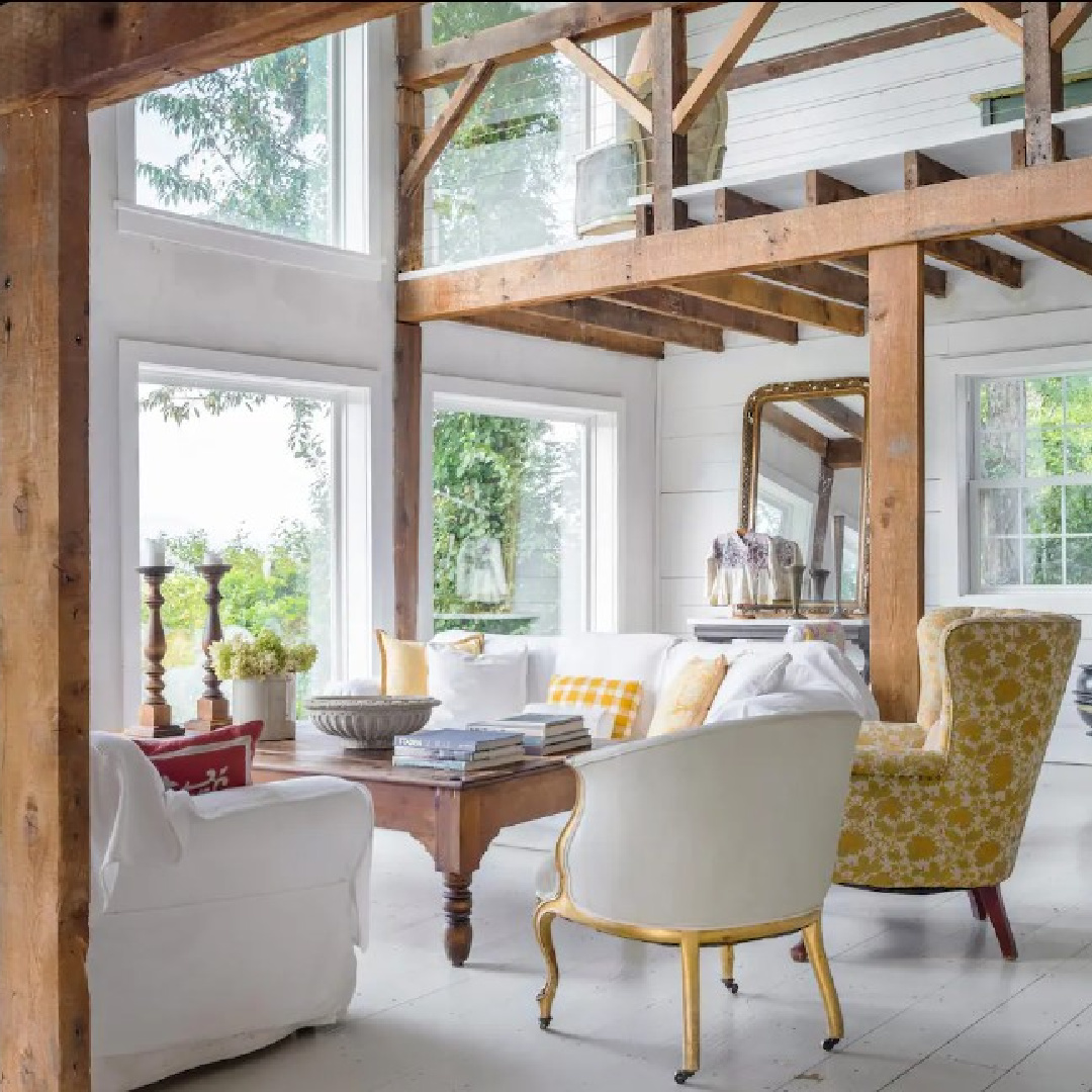 Scandinavian style inside a beautiful barn converted into a guest house in New York by Gun Nowak. Photo: Annie Schlechter. #countryhouse #newenglandstyle #nordiccharm