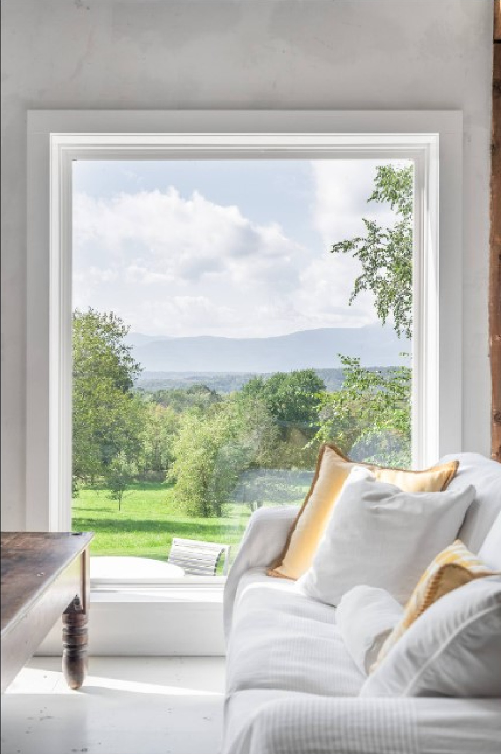 Scandinavian style inside a beautiful barn converted into a guest house in New York by Gun Nowak. Photo: Annie Schlechter. #countryhouse #newenglandstyle #nordiccharm