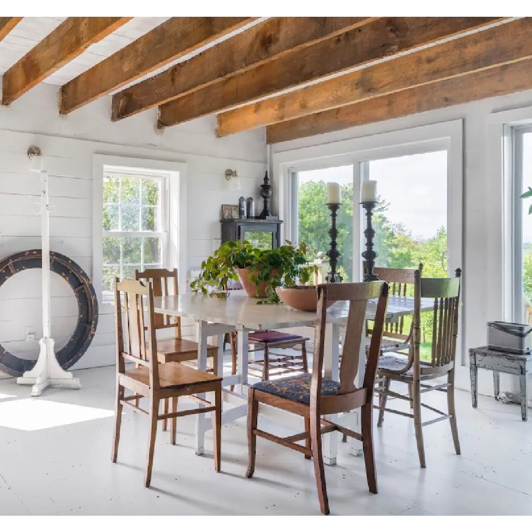 Scandinavian style inside a beautiful barn converted into a guest house in New York by Gun Nowak. Photo: Annie Schlechter. #countryhouse #newenglandstyle #nordiccharm