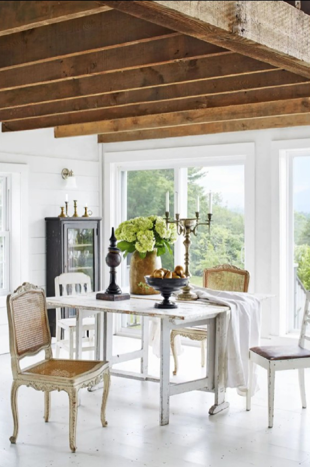 Scandinavian style inside a beautiful barn converted into a guest house in New York by Gun Nowak. Photo: Annie Schlechter. #countryhouse #newenglandstyle #nordiccharm