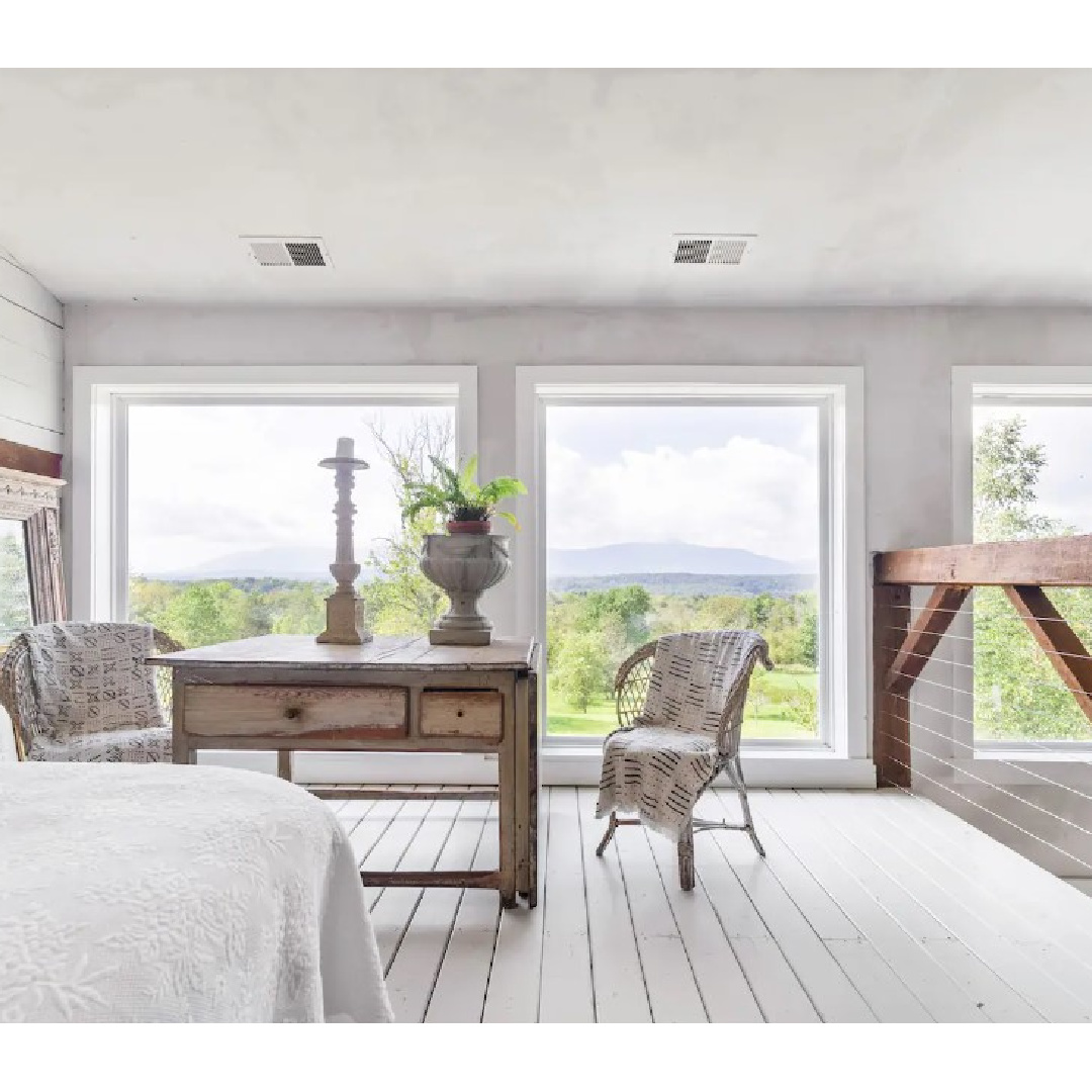 Scandinavian style inside a beautiful barn converted into a guest house in New York by Gun Nowak. Photo: Annie Schlechter. #countryhouse #newenglandstyle #nordiccharm