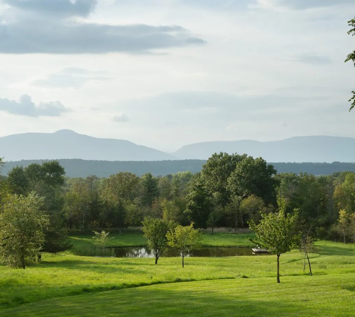 Germantown, New York - Catskill Mountains. Scandinavian style inside a beautiful barn converted into a guest house in New York by Gun Nowak. Photo: Annie Schlechter. #countryhouse #newenglandstyle #nordiccharm