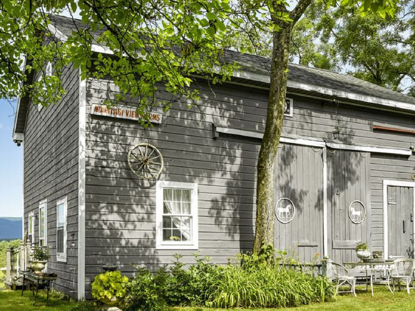 Scandinavian style inside a beautiful barn converted into a guest house in New York by Gun Nowak. Photo: Annie Schlechter. #countryhouse #newenglandstyle #nordiccharm