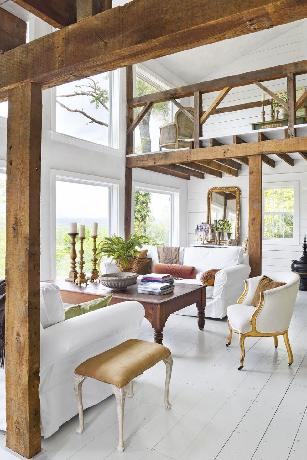 Scandinavian style inside a beautiful barn converted into a guest house in New York by Gun Nowak. Photo: Annie Schlechter. #countryhouse #newenglandstyle #nordiccharm