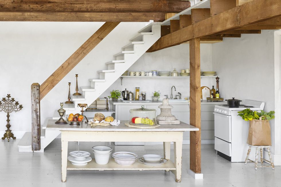 Scandinavian style inside a beautiful barn converted into a guest house in New York by Gun Nowak. Photo: Annie Schlechter. #countryhouse #newenglandstyle #nordiccharm