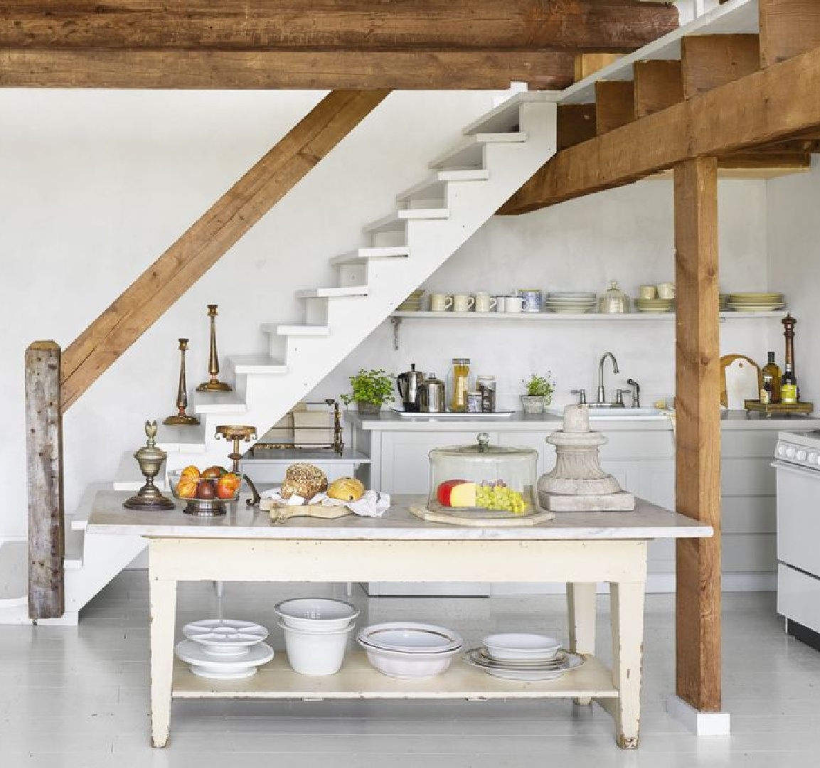 Scandinavian style inside a beautiful barn converted into a guest house in New York by Gun Nowak. Photo: Annie Schlechter. #countryhouse #newenglandstyle #nordiccharm