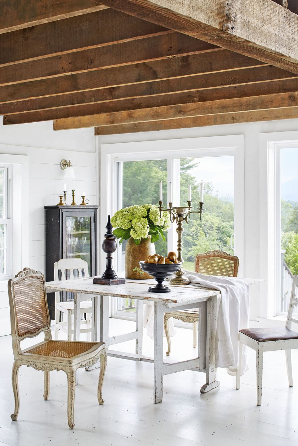 Scandinavian style inside a beautiful barn converted into a guest house in New York by Gun Nowak. Photo: Annie Schlechter. #countryhouse #newenglandstyle #nordiccharm