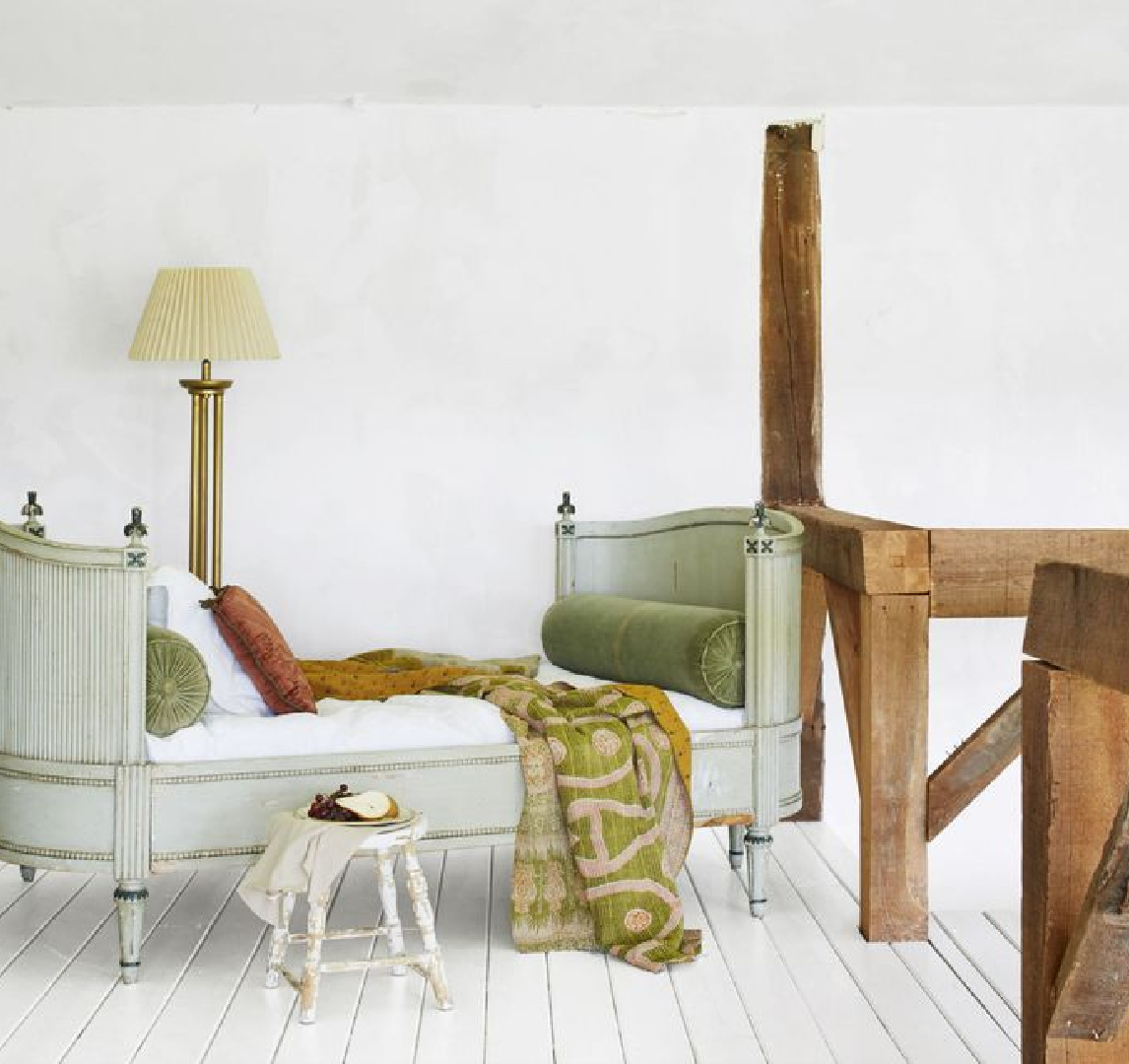 Scandinavian style inside a beautiful barn converted into a guest house in New York by Gun Nowak. Photo: Annie Schlechter. #countryhouse #newenglandstyle #nordiccharm