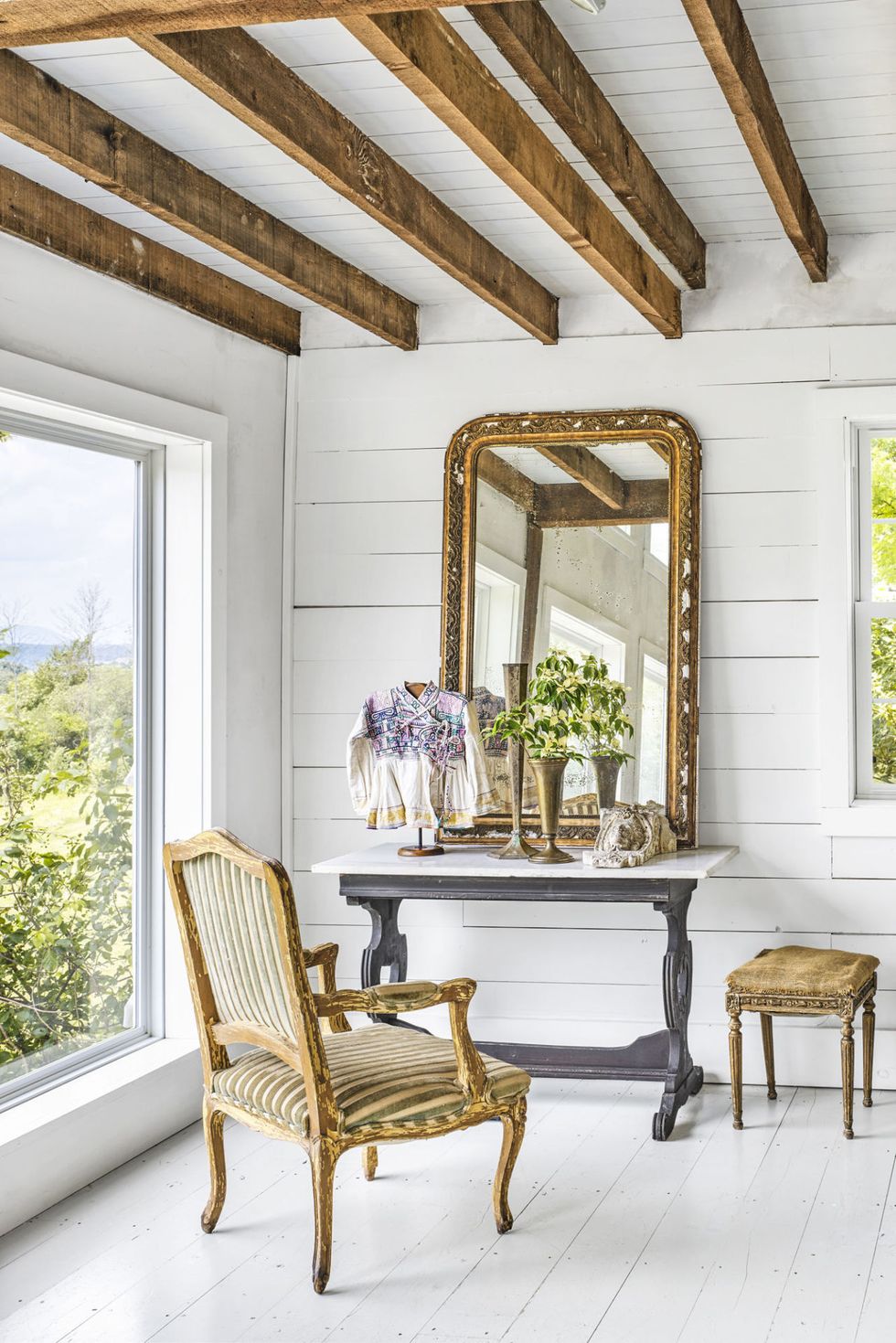 Scandinavian style inside a beautiful barn converted into a guest house in New York by Gun Nowak. Photo: Annie Schlechter. #countryhouse #newenglandstyle #nordiccharm