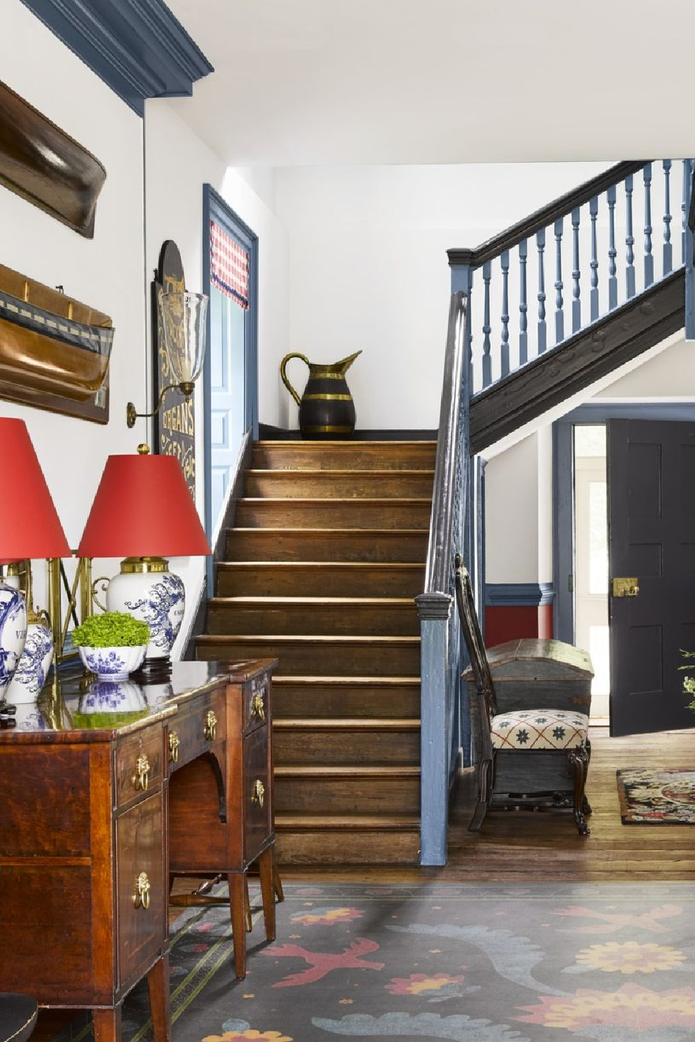 Staircase in a country house - Annie Schlechter photo for Country Living. #staircasedesign