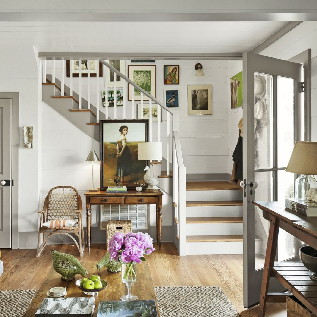 Beautifully decorated staircase in a New York guest house in Country Living (David Hillegas). #staircasedecor