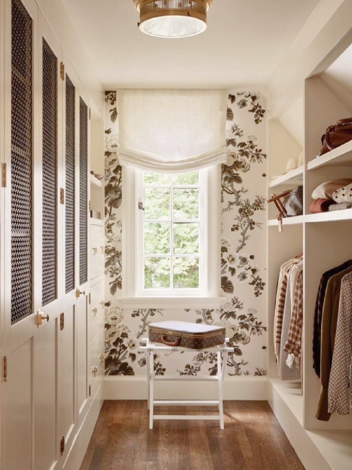 Katie Rosenfeld designed customized walk-in closet with Schumacher Pyne Hollyhock wallpaper and bespoke cabinetry. #customizedclosets #pynehollyhock