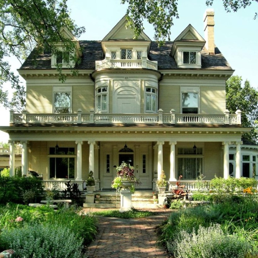 Beautiful Chicago home facade and architectural design from Michael Abraham.