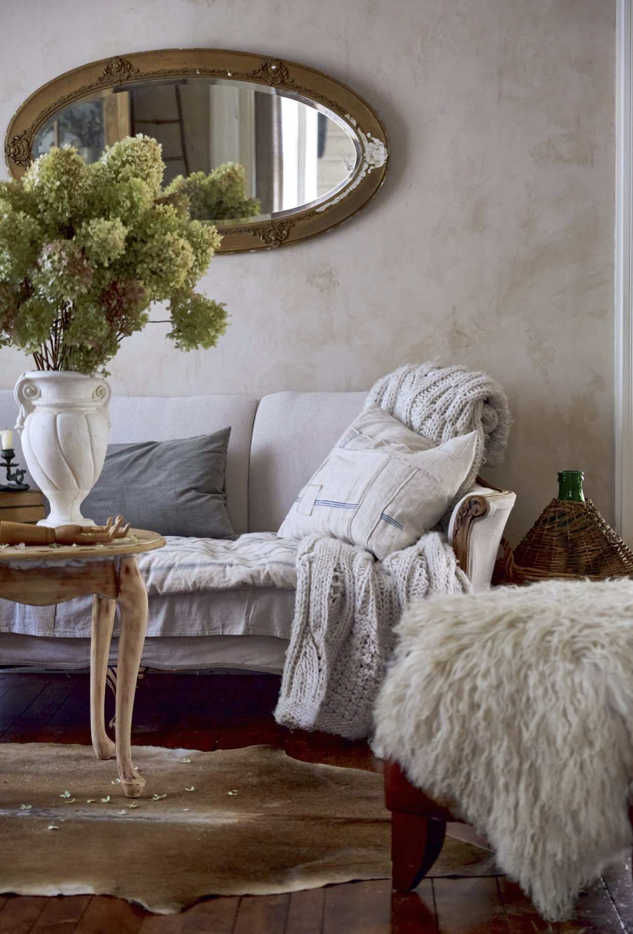 Soft neutral living room with hydrangea in Nora Murphy COUNTRY HOUSE LIVING. #newenglandstyle #americancountry #americanfarmhouse