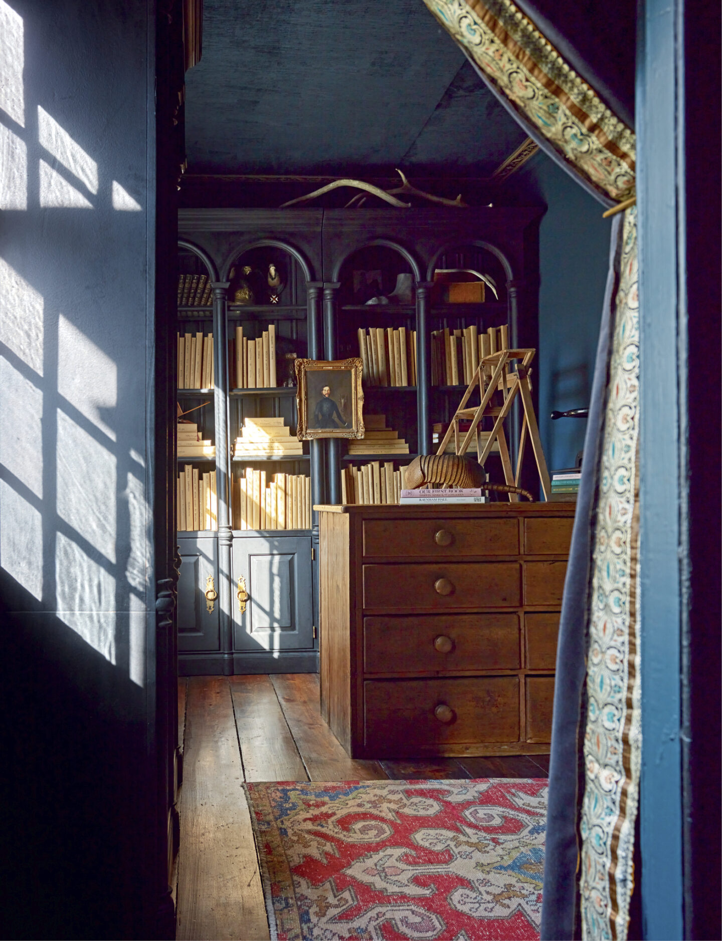 Moody blue library in Nora Murphy COUNTRY HOUSE LIVING. #newenglandstyle #americancountry #americanfarmhouse