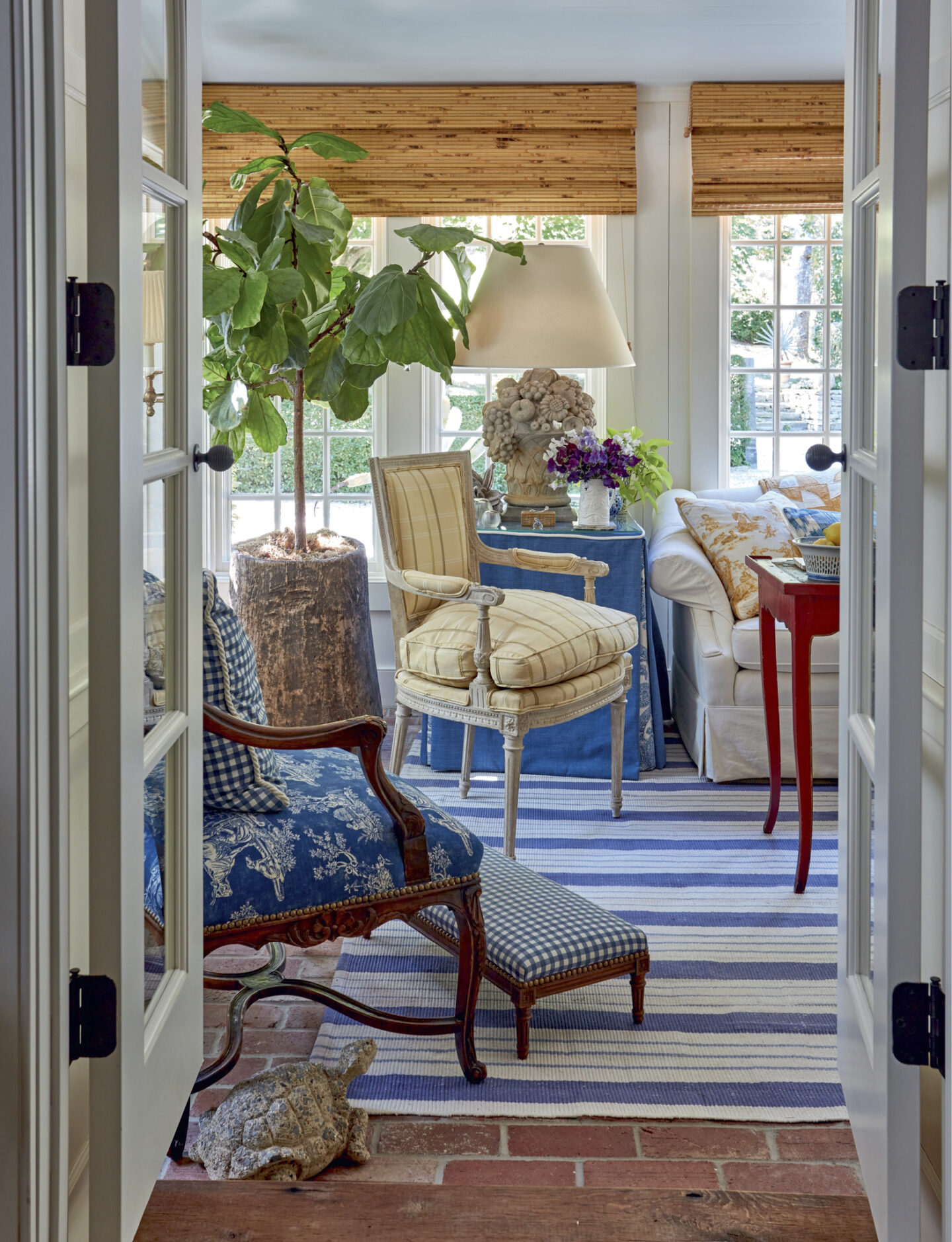 Cheerful blues in Nora Murphy COUNTRY HOUSE LIVING. #newenglandstyle #americancountry #americanfarmhouse