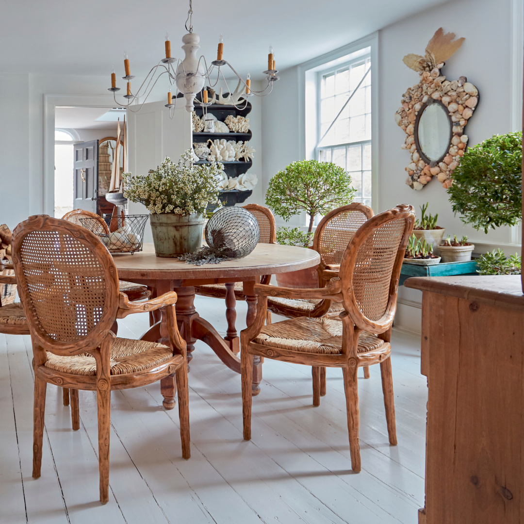 Dining room with white painted floor in Nora Murphy COUNTRY HOUSE LIVING. #newenglandstyle #americancountry #benjaminmooresuperwhite