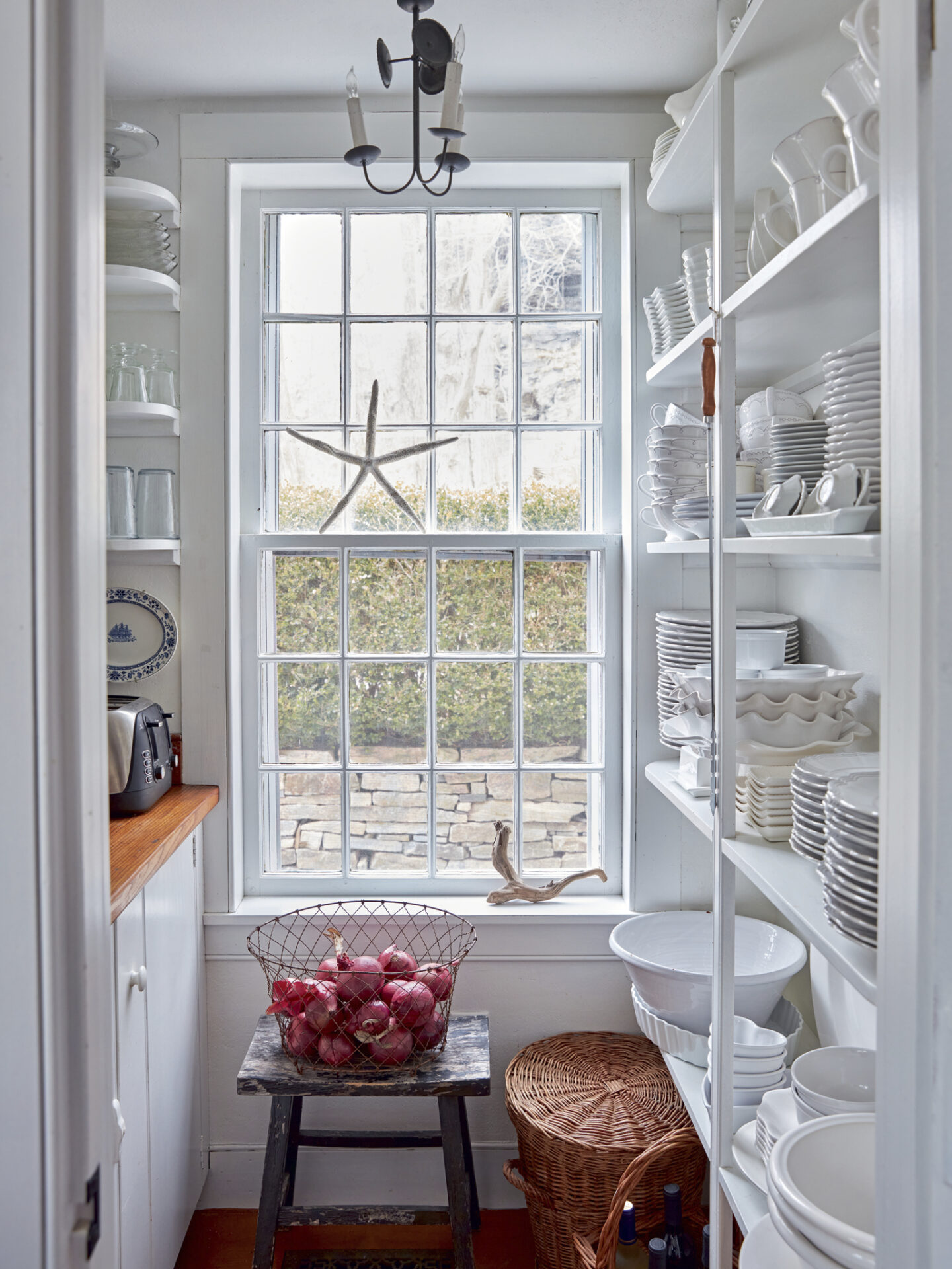 White pantry in Nora Murphy COUNTRY HOUSE LIVING. #newenglandstyle #americancountry #americanfarmhouse