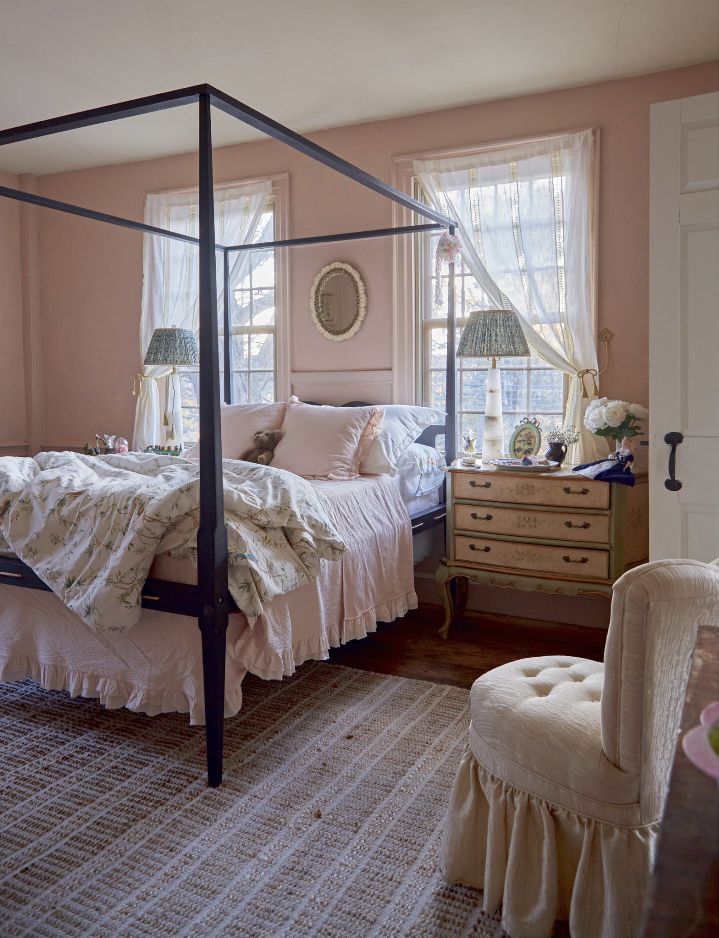 Canopy bed in romantic bedroom in Nora Murphy COUNTRY HOUSE LIVING. #newenglandstyle #americancountry #americanfarmhouse