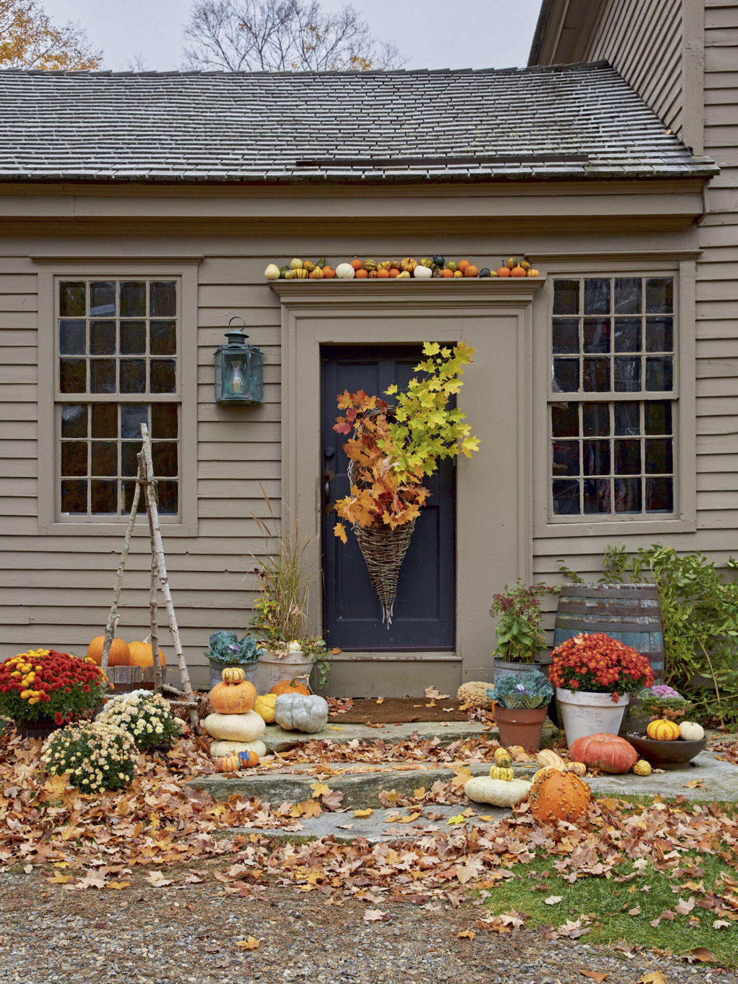 Fall splendor at the front door in Nora Murphy COUNTRY HOUSE LIVING. #newenglandstyle #americancountry #americanfarmhouse