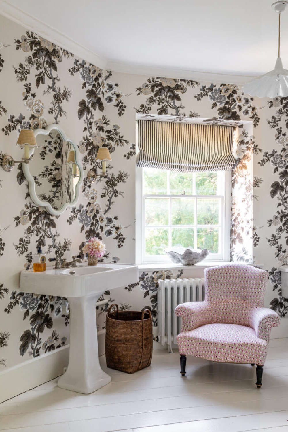 Schumacher Pyne Hollyhock wallpapered bath. Samantha Todhunter - Oxfordshire 1707 home. #englishcountryhome #wallpaperedinteriors