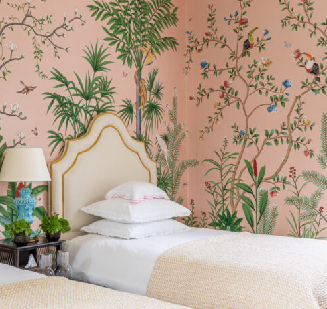Pink handpainted de Gournay wallpaper. Samantha Todhunter - Oxfordshire 1707 home. #englishcountryhome #historichomes