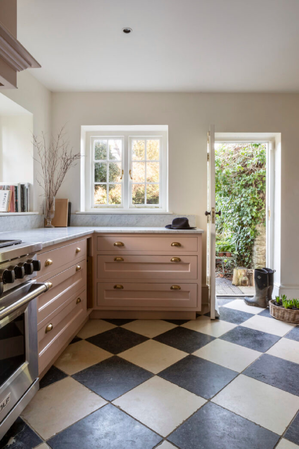 Pink kitchen cabinets and checkered floor. Samantha Todhunter - Oxfordshire 1707 home. #englishcountryhome #historichomes