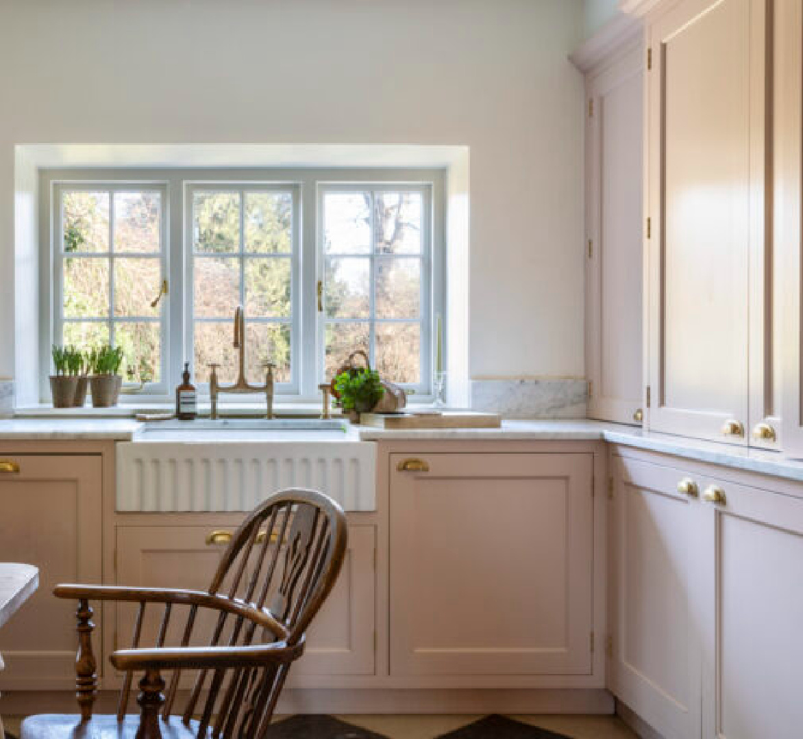 Pink kitchen cabinets. Samantha Todhunter - Oxfordshire 1707 home. #englishcountryhome #historichomes