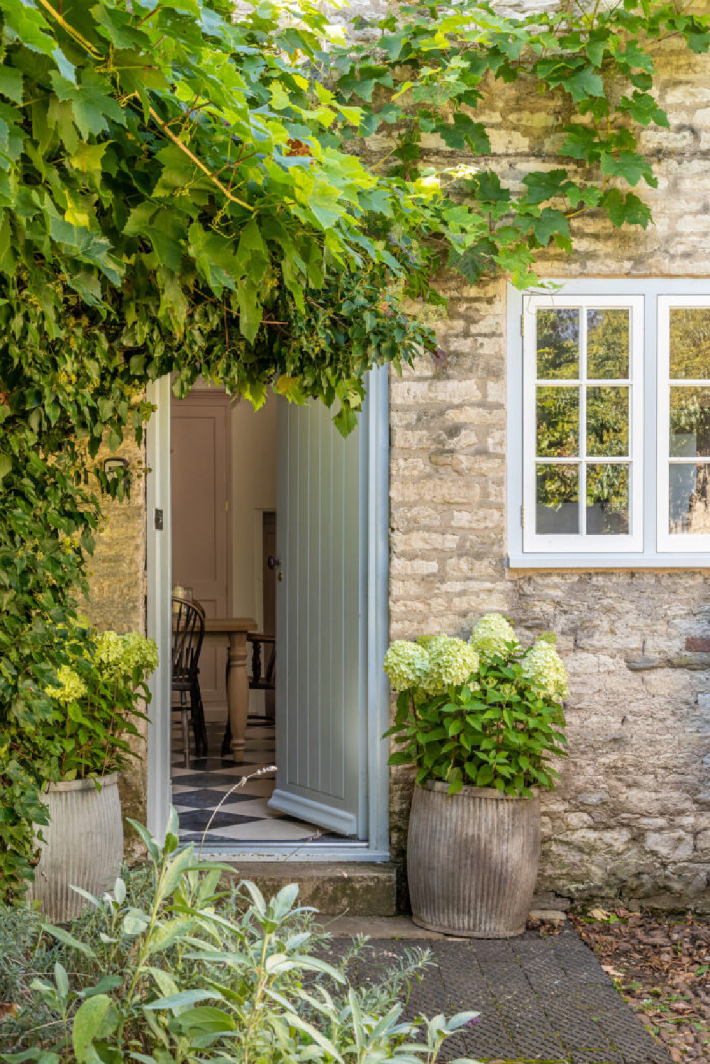 Samantha Todhunter - Oxfordshire 1707 home. #englishcountryhome #historichomes