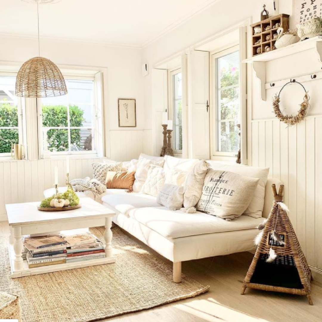 White Scandinavian style rustic cottage living room with natural accents - Villa Jenal. #scandistyle #rusticwhitedecor