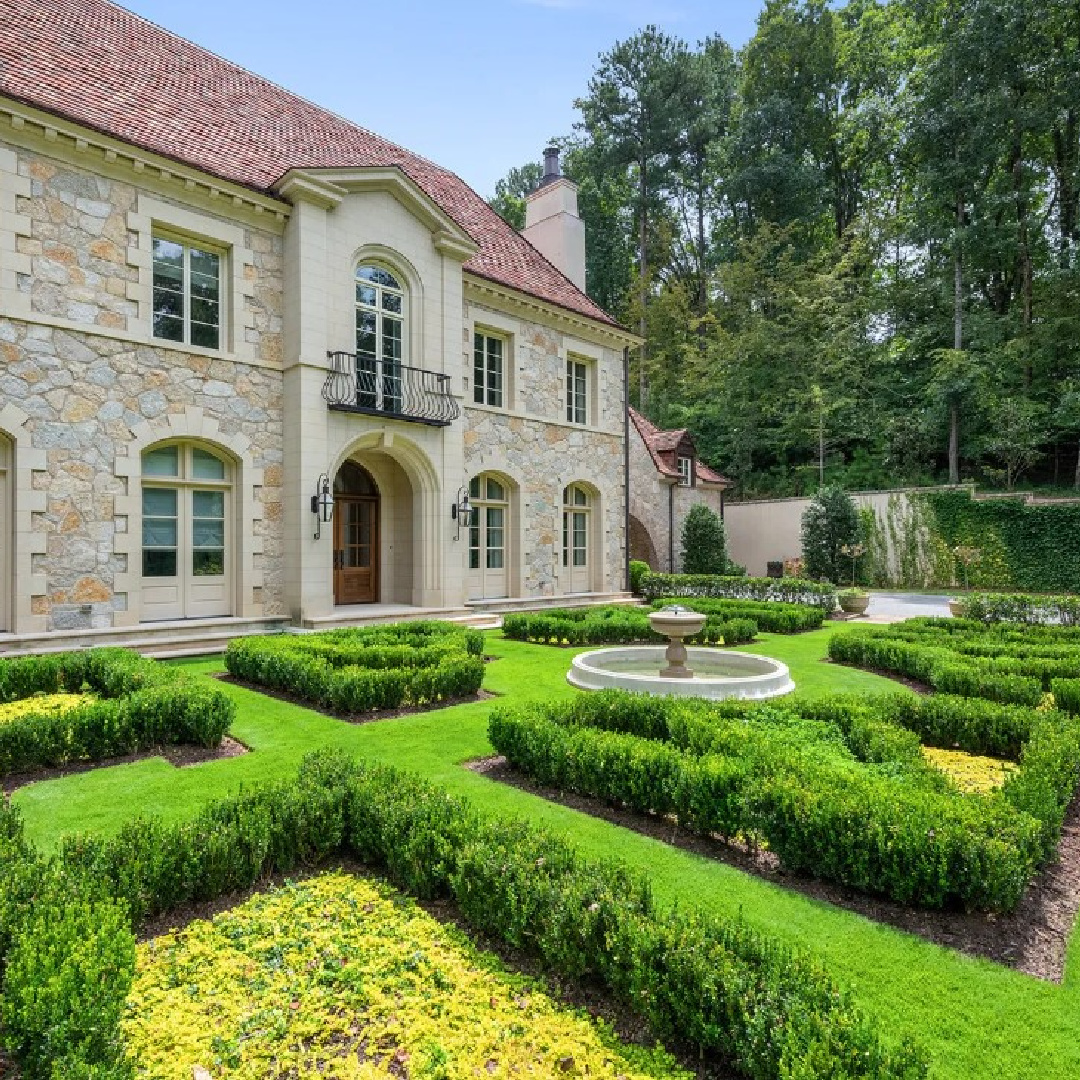 Beautiful Buckhead traditional classic house exterior in Atlanta. Sotheby's Realty #facadelovers #residentialarchitecture