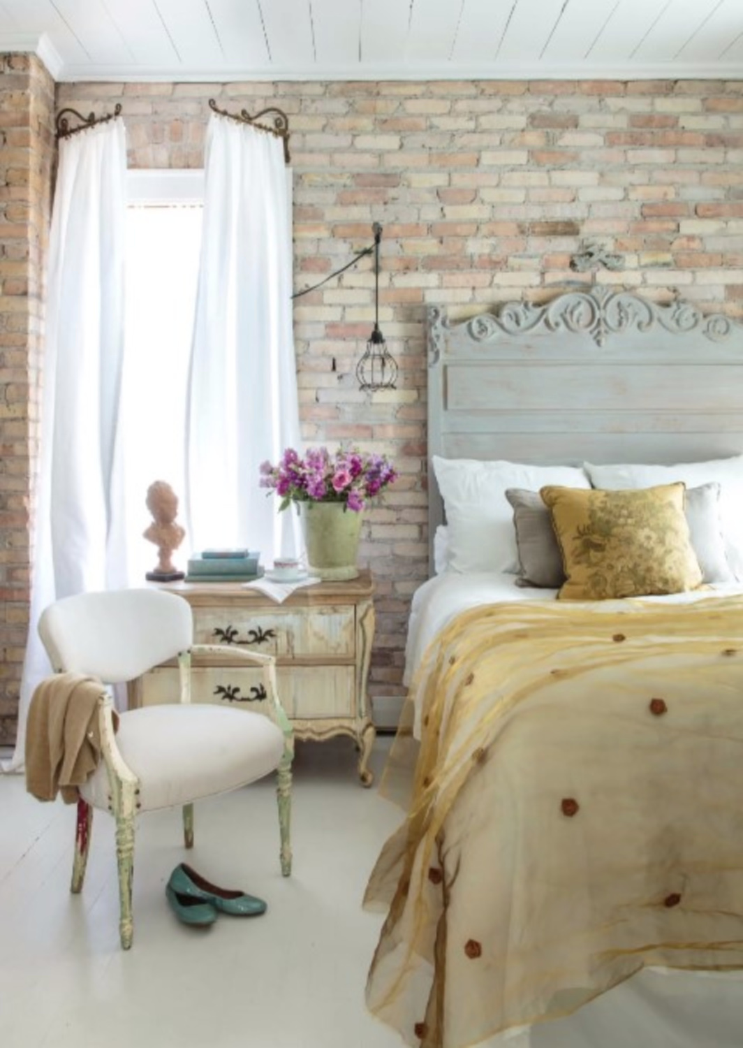 From Fifi O'Neill's THE ROMANTIC HOME with charming homes embodying cozy atmosphere, collections, and gentle color stories. #romanticinteriors #fifioneill #theromantichome