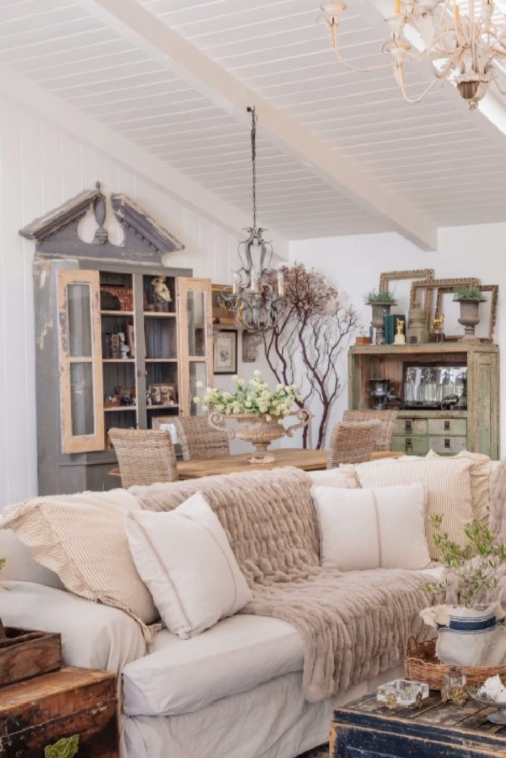 From Fifi O'Neill's THE ROMANTIC HOME with charming homes embodying cozy atmosphere, collections, and gentle color stories. #romanticinteriors #fifioneill #theromantichome