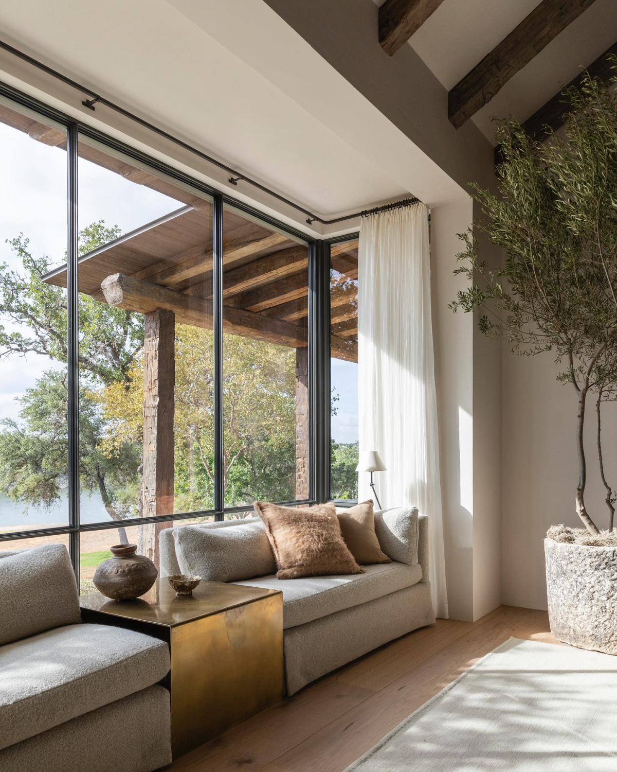 Belgian minimal modern style in a lakehouse with design by Marie Flanigan. Photo: Julie Soefer