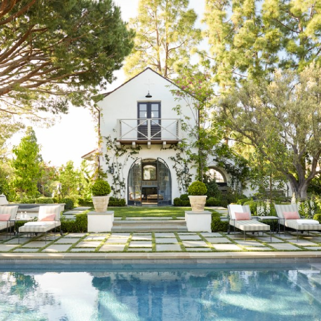 Lovely pool house with architectural magnificence - Peter Dunham & Forest Studio in Veranda.