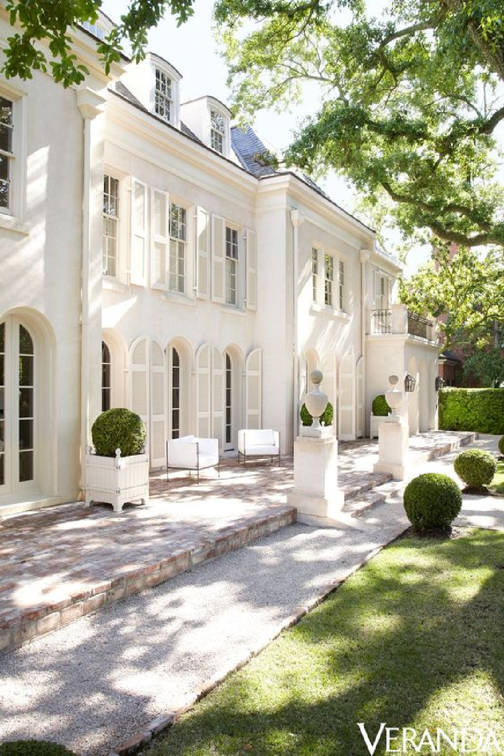 Pamela Pierce Houston home (a 1926 stucco manse) - Veranda (photo: Laura Resen). #pamelapierce