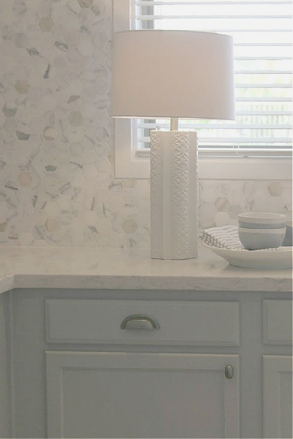 Soprano quartz (Viatera - LXHausys) countertop and backsplash in my Arizona kitchen - Hello Lovely Studio. #sopranoquartz #whitequartzcountertop