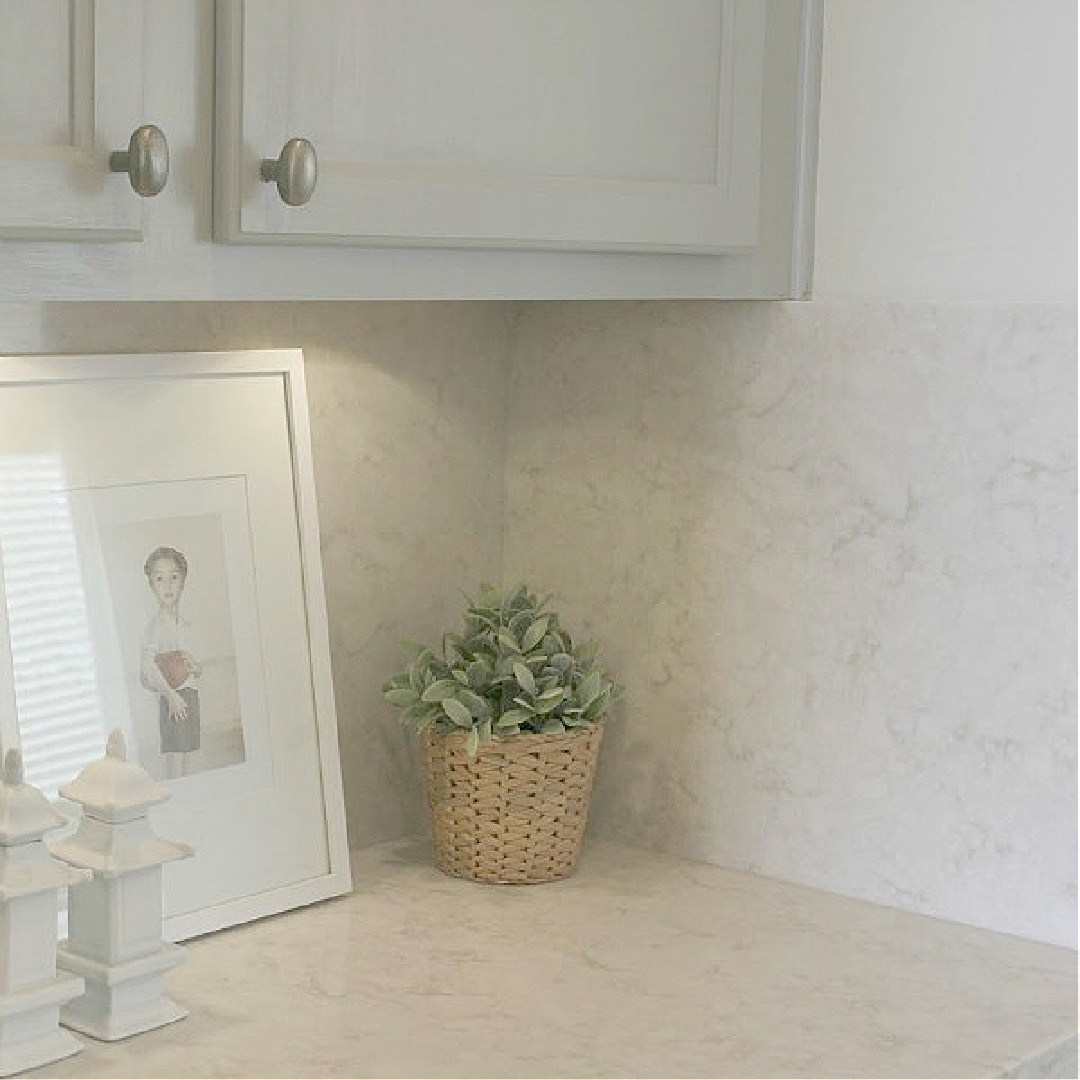 Soprano quartz (Viatera - LXHausys) countertop and backsplash in my Arizona kitchen - Hello Lovely Studio. #sopranoquartz #whitequartzcountertop