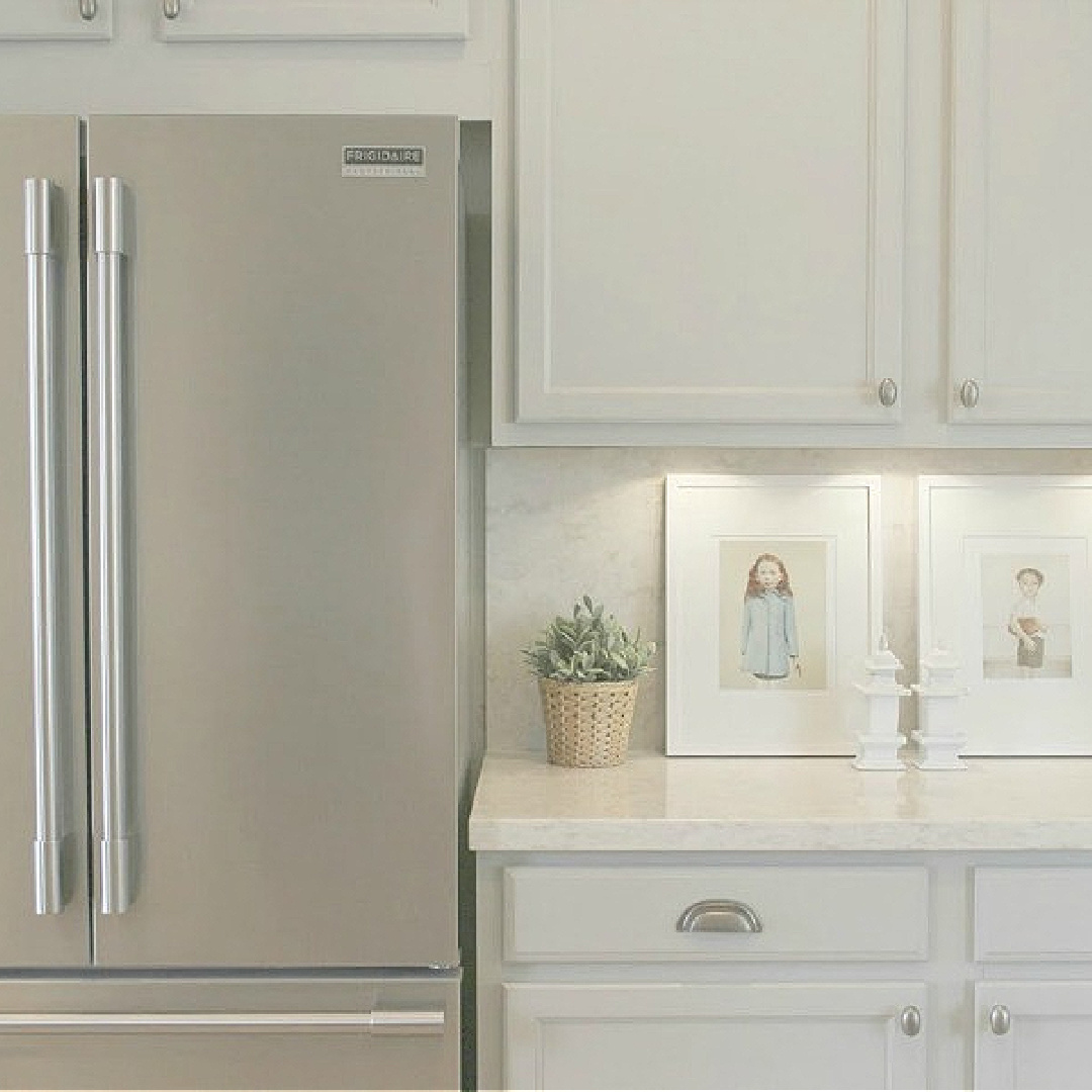 Soprano quartz (Viatera - LXHausys) countertop and backsplash in my Arizona kitchen - Hello Lovely Studio. #sopranoquartz #whitequartzcountertop