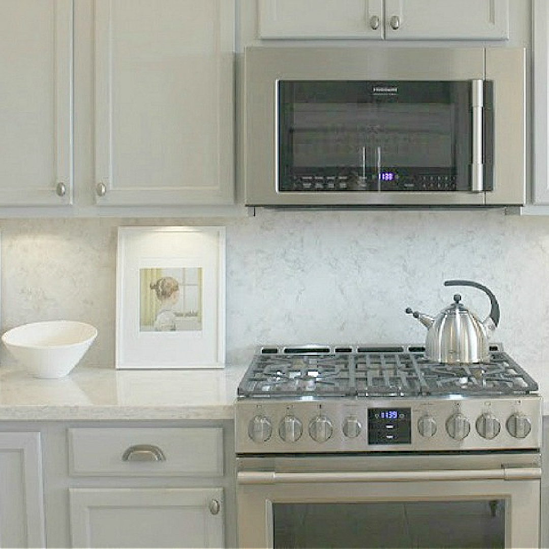 Soprano quartz (Viatera - LXHausys) countertop and backsplash in my Arizona kitchen - Hello Lovely Studio. #sopranoquartz #whitequartzcountertop